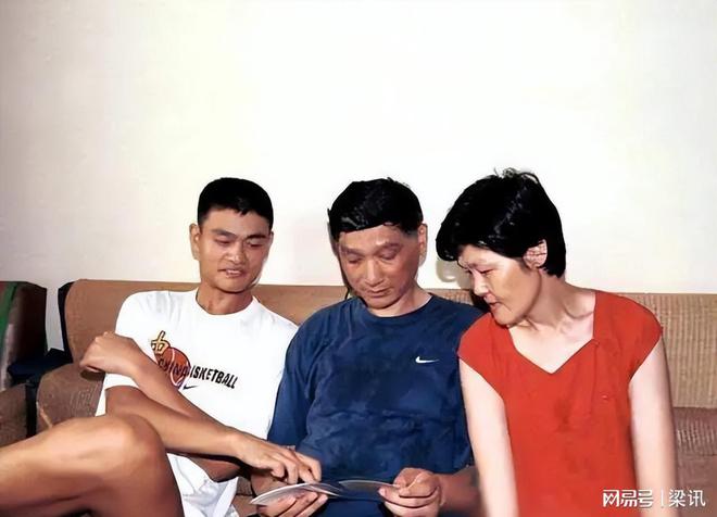 后越来越年轻和罗斯一家合照像是两代人爱游戏(ayx)45岁姚明现状：卸任(图8)