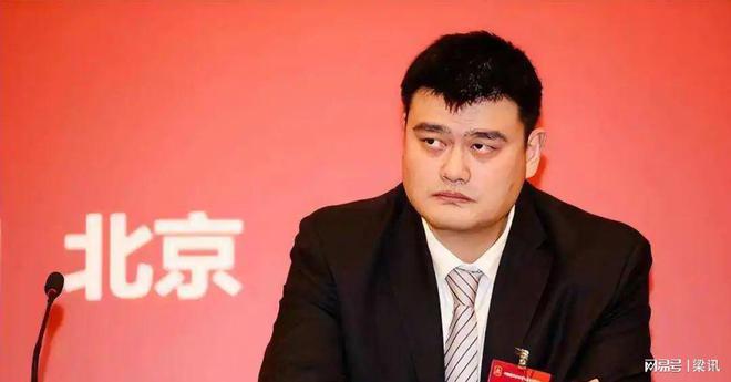 后越来越年轻和罗斯一家合照像是两代人爱游戏(ayx)45岁姚明现状：卸任(图3)