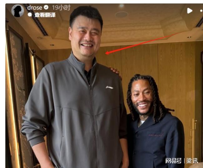 后越来越年轻和罗斯一家合照像是两代人爱游戏(ayx)45岁姚明现状：卸任(图2)