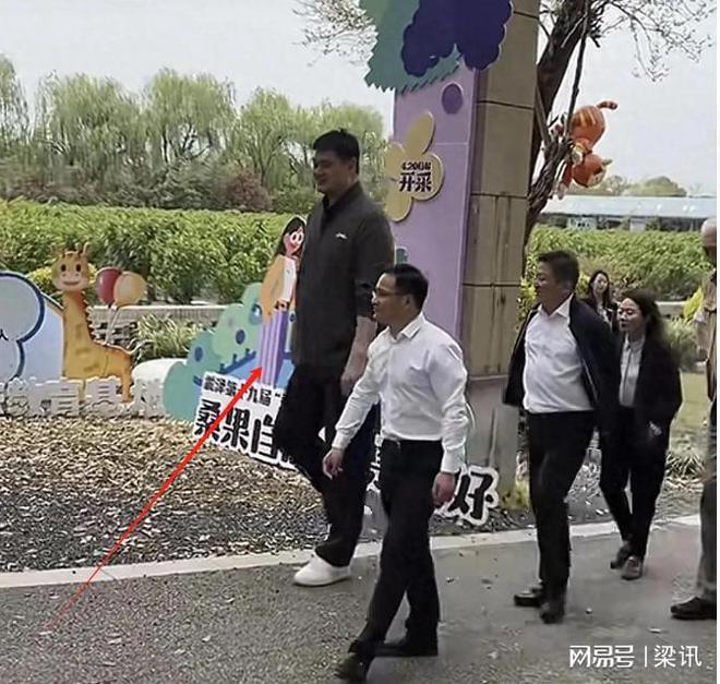 后越来越年轻和罗斯一家合照像是两代人爱游戏(ayx)45岁姚明现状：卸任(图5)